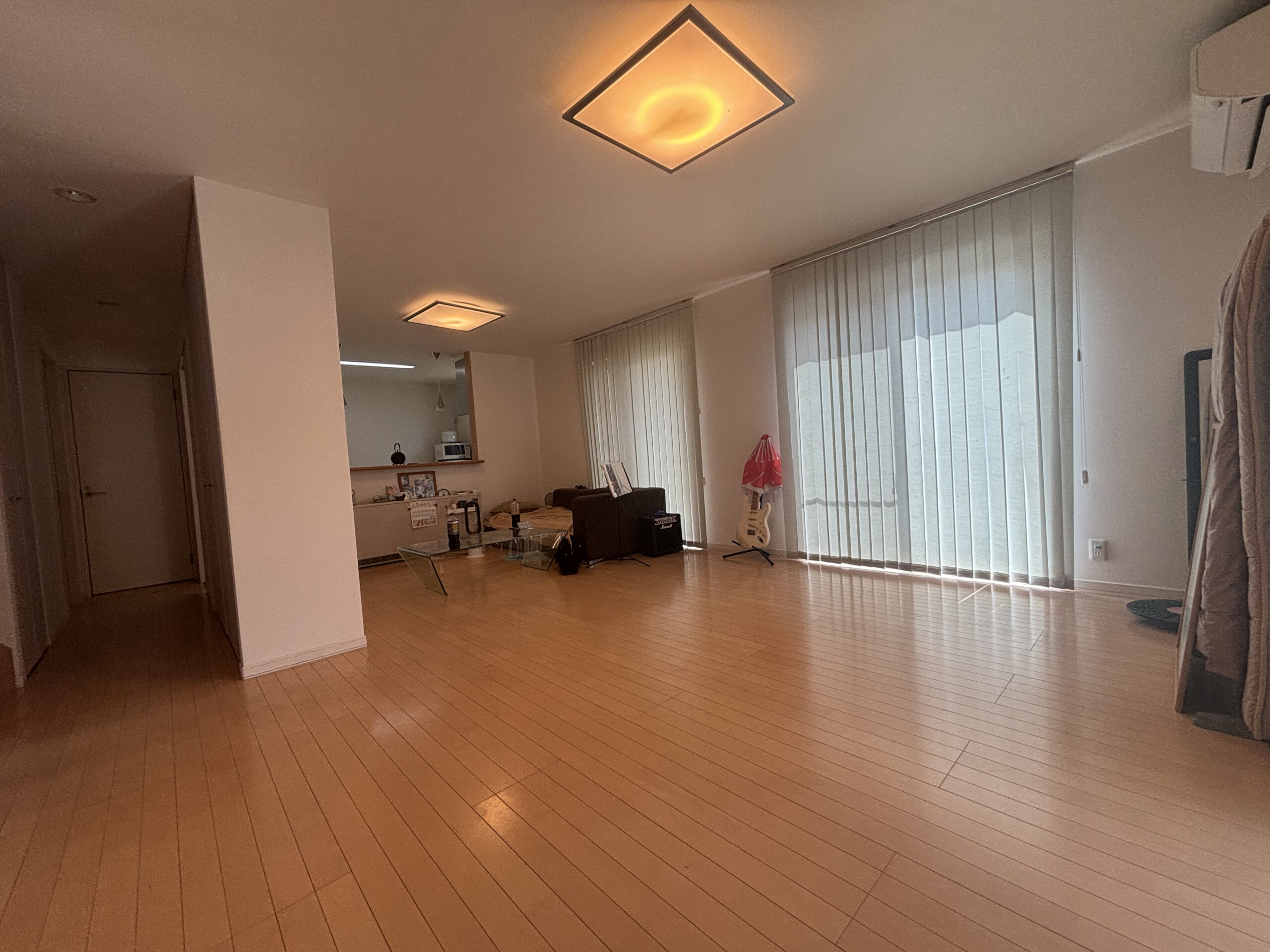 中古住宅の明るいリビング・ダイニング